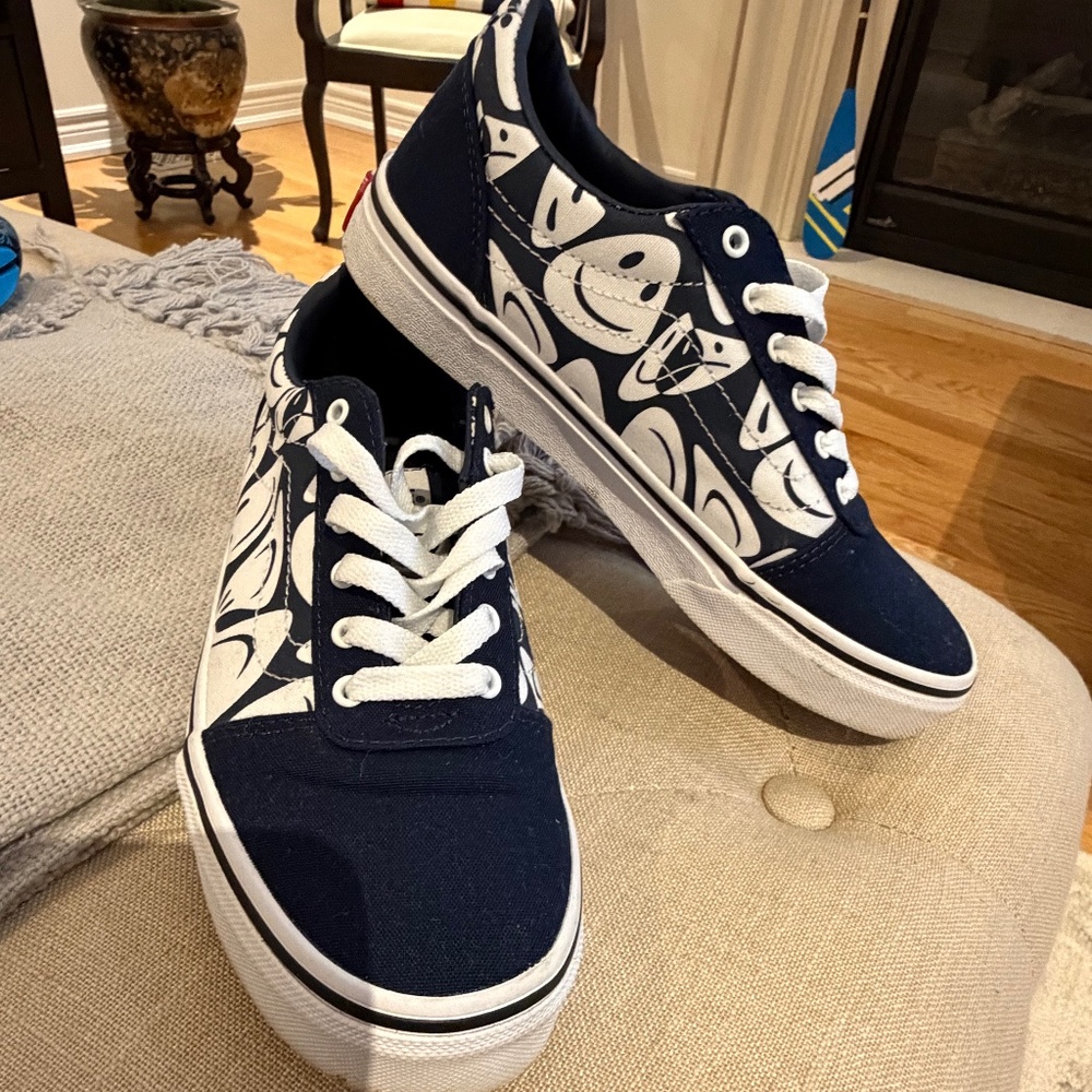 VANS off the wall canvas smile sneakers - size 4 youth